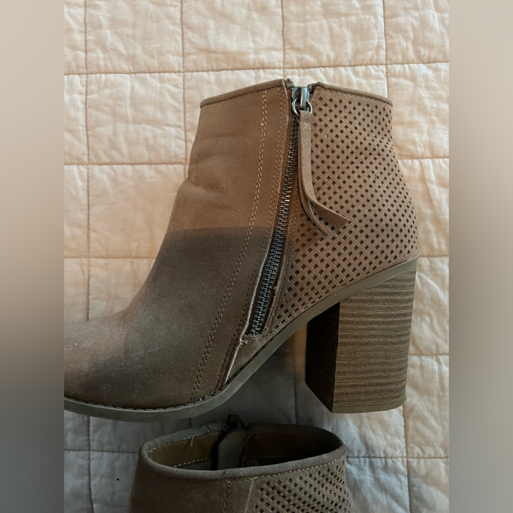 Universal Thread tan Booties